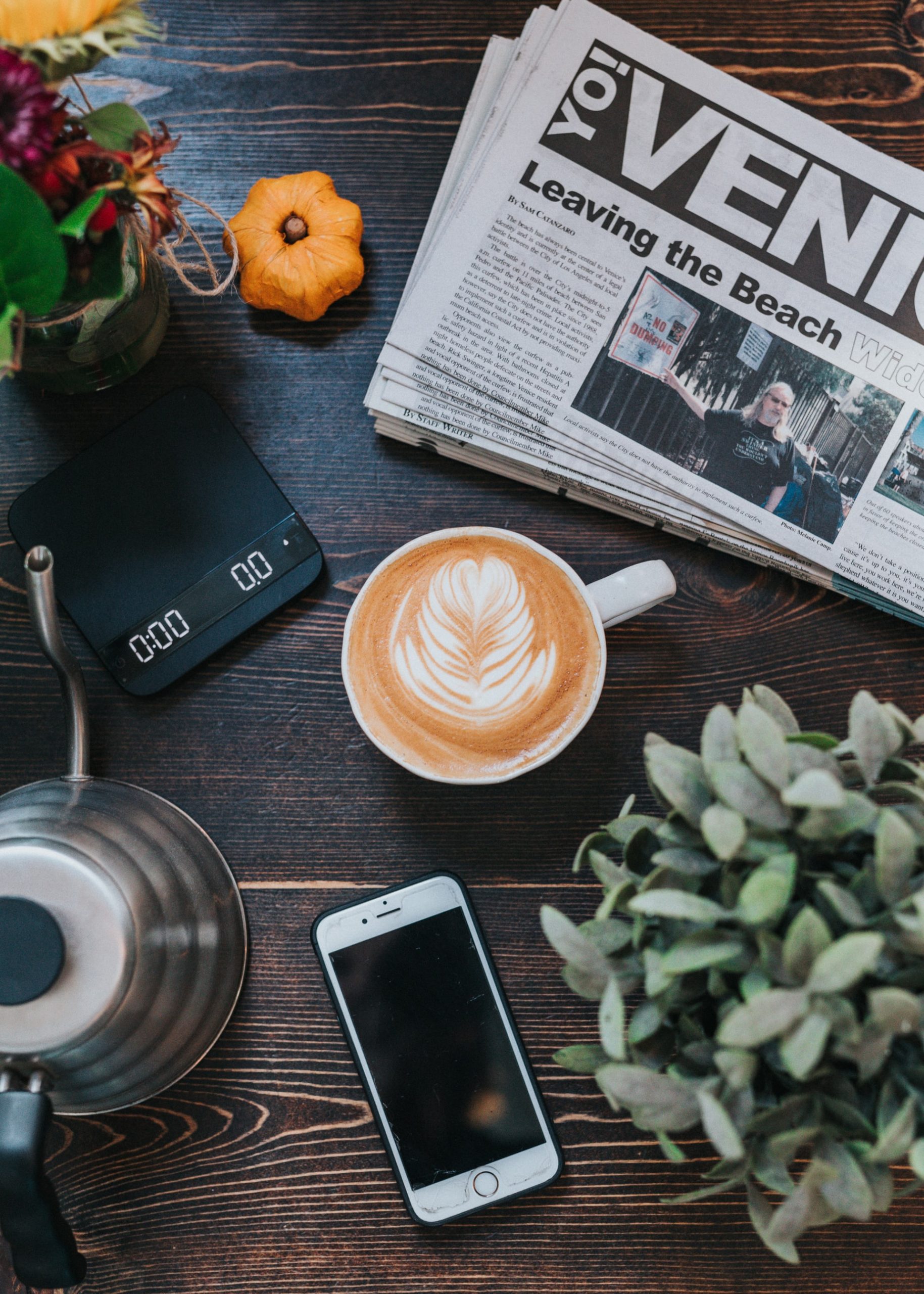 iphone-newspaper-coffee